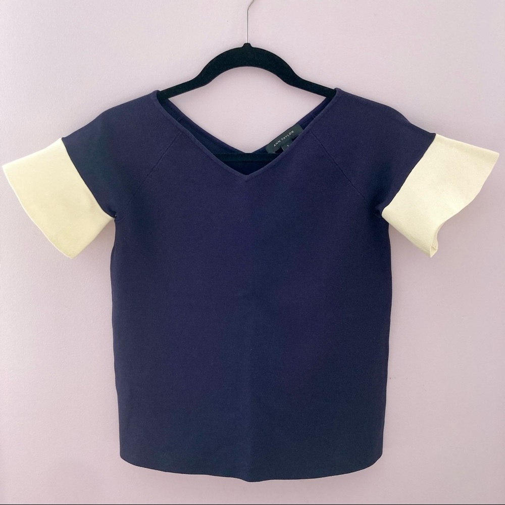 [New] ANN TAYLOR Size S Knit Navy Blue V-neck top with white flutter sleeves